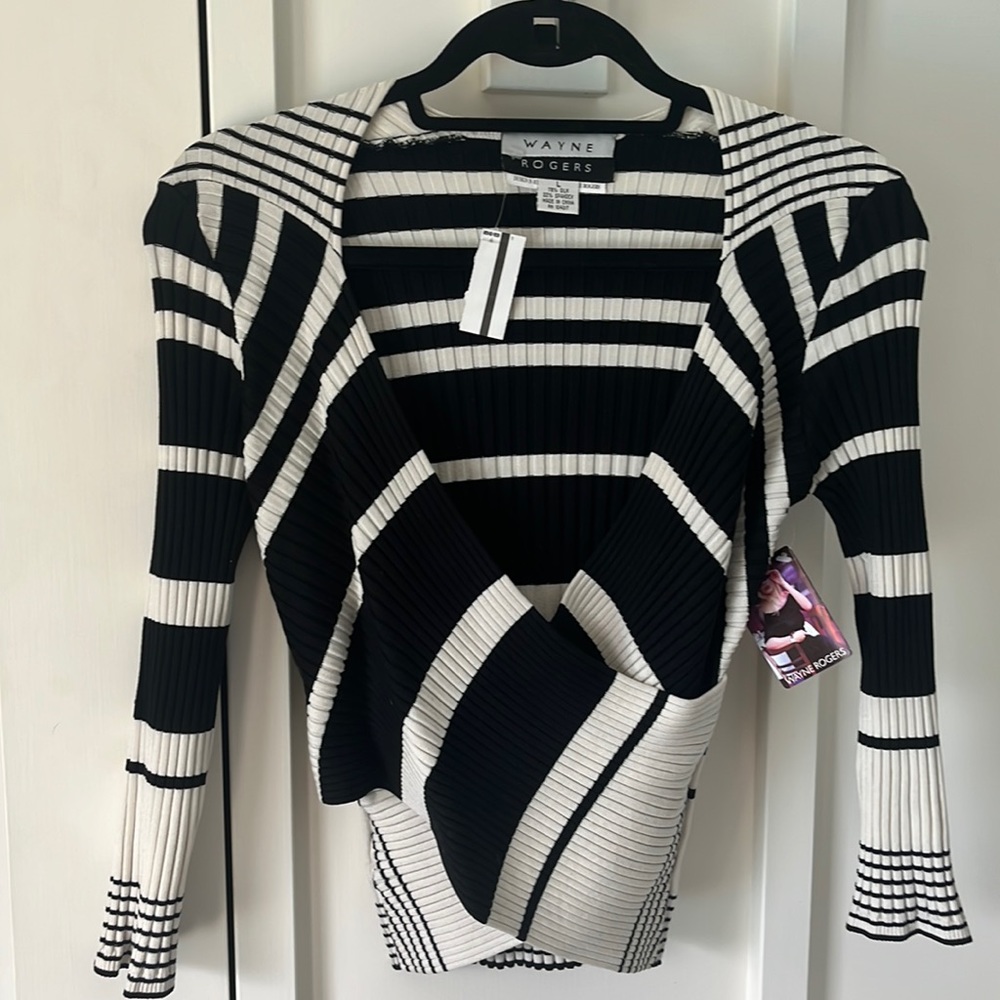 Adorable chic black and cream Wayne Rogers stretch ribbed Vneck 3/4 sleeve top.